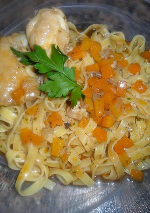 Una foto de Tallarines con pollo en salsa de cava