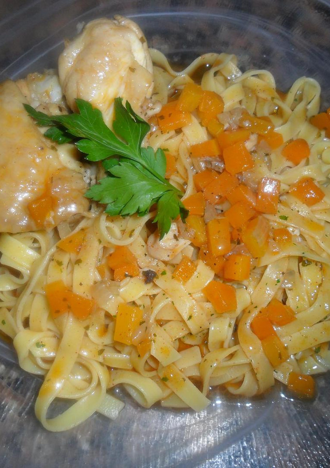 Una foto de Tallarines con pollo en salsa de cava