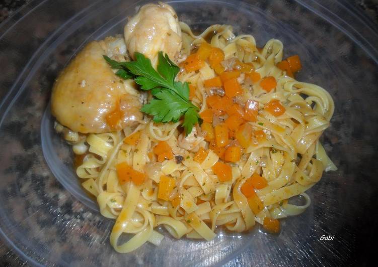 Tallarines con pollo en salsa de cava