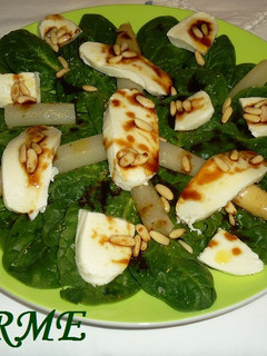 Una foto de Ensalada de espinacas y mozzarella fresca con vinagreta y piñones