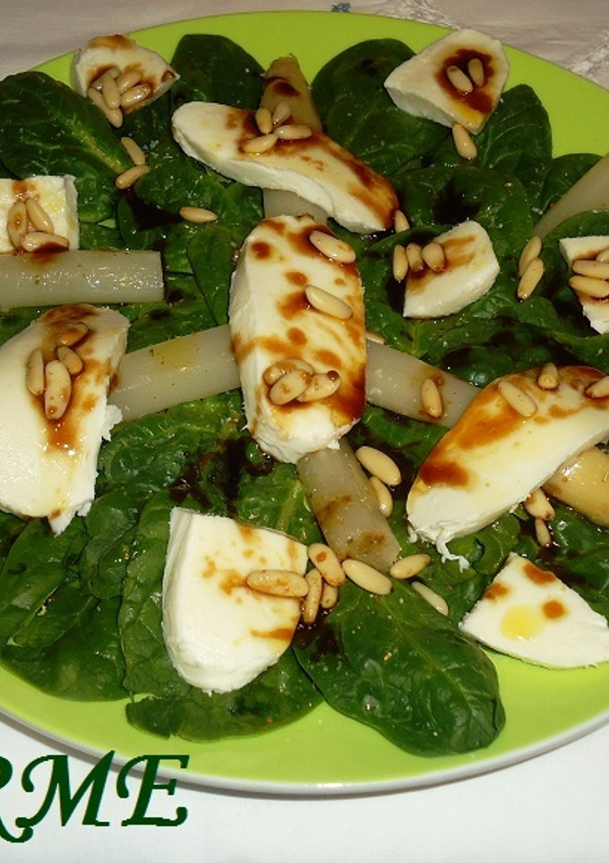 Una foto de Ensalada de espinacas y mozzarella fresca con vinagreta y piñones