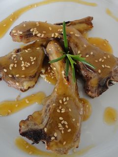 Una foto de Chuletitas de cordero braseadas con membrillo y sésamo