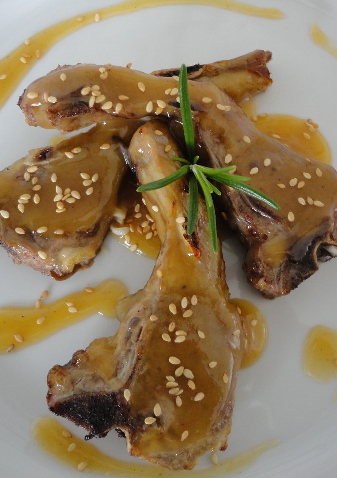 Una foto de Chuletitas de cordero braseadas con membrillo y sésamo
