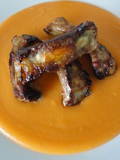 Una foto de Costilla de cerdo al horno sobre crema colorada de patata