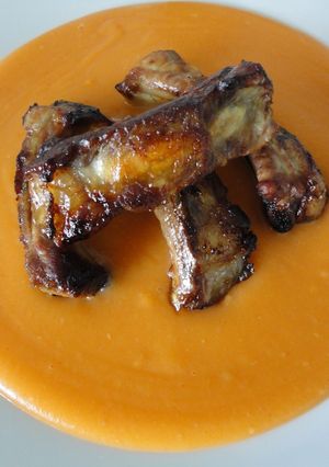 Una foto de Costilla de cerdo al horno sobre crema colorada de patata