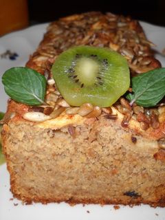 Una foto de Cake de remolacha con láminas de manzana y pipas de girasol