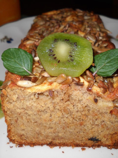 Una foto de Cake de remolacha con láminas de manzana y pipas de girasol