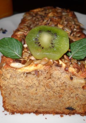 Una foto de Cake de remolacha con láminas de manzana y pipas de girasol