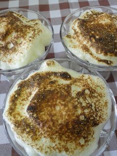 Una foto de Melocotones al vino con merengue