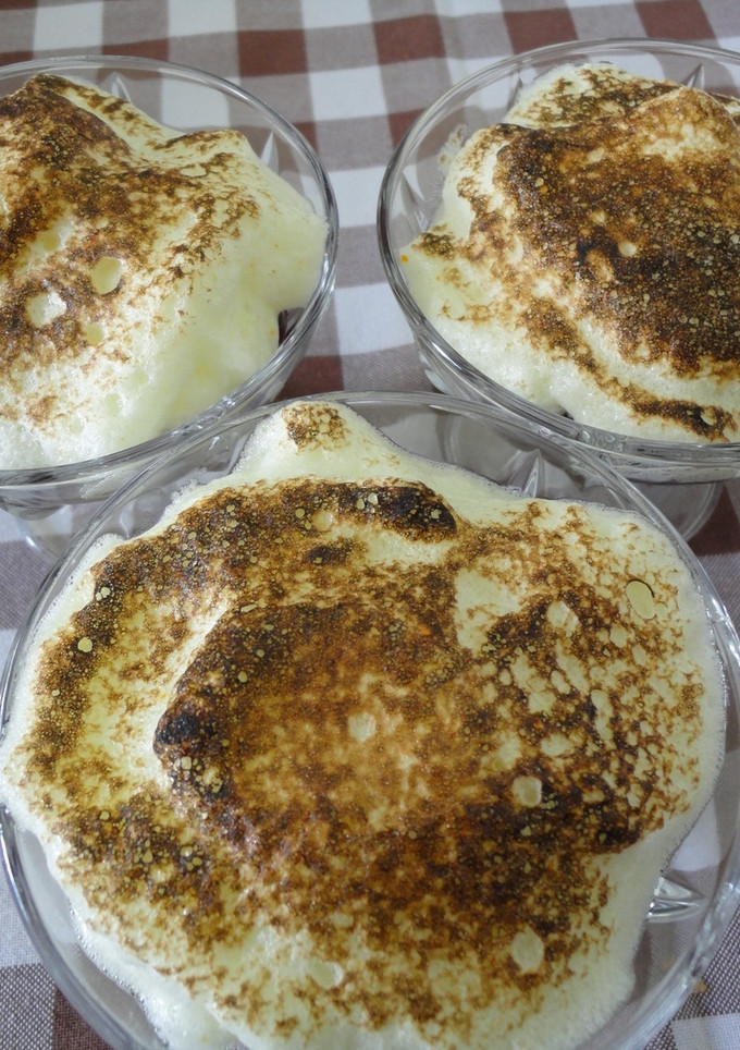 Una foto de Melocotones al vino con merengue