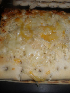 Una foto de Flatbread de cuatro quesos