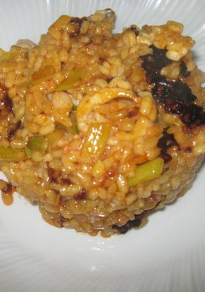 Una foto de Arroz con chipirones y ajos tiernos