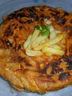 Una foto de Tortilla de papas y aros de cebolla