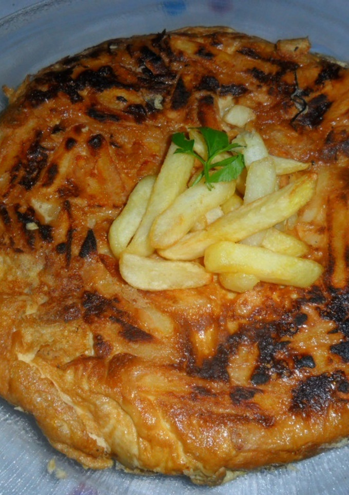 Una foto de Tortilla de papas y aros de cebolla