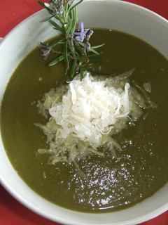 Una foto de Sopa de espinacas y guisantes con curry y cheddar rallado
