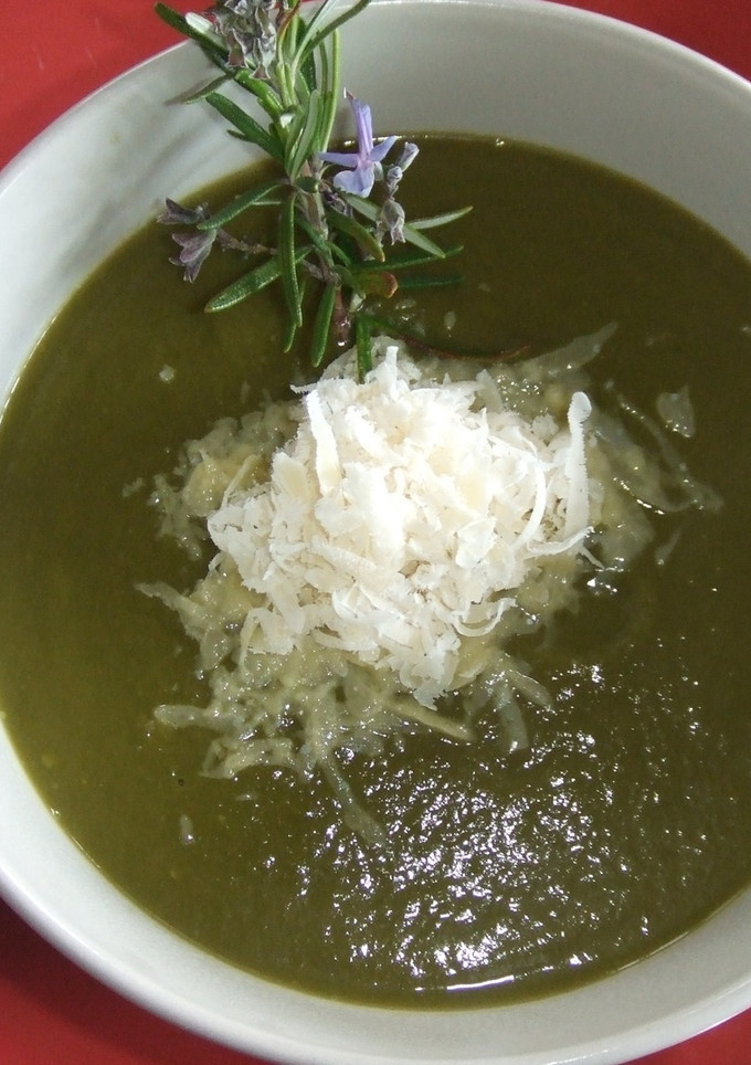 Una foto de Sopa de espinacas y guisantes con curry y cheddar rallado