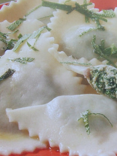 Una foto de Raviolis con salsa de mantequilla a la salvia