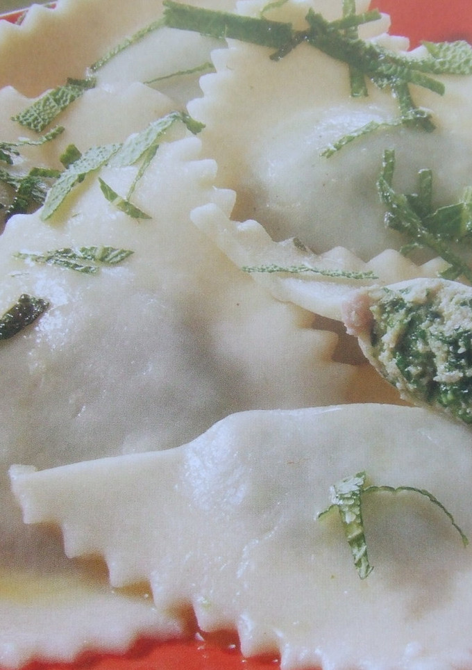 Una foto de Raviolis con salsa de mantequilla a la salvia