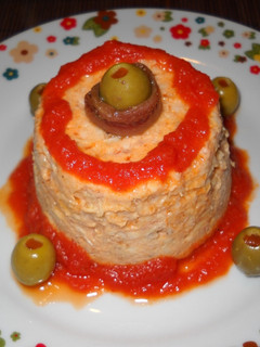 Una foto de Flan de merluza con tomate