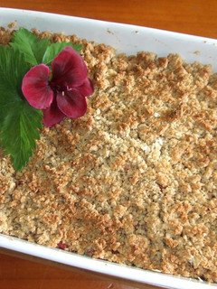 Una foto de Crumble de manzana y fresas con cubierta de copos de avena