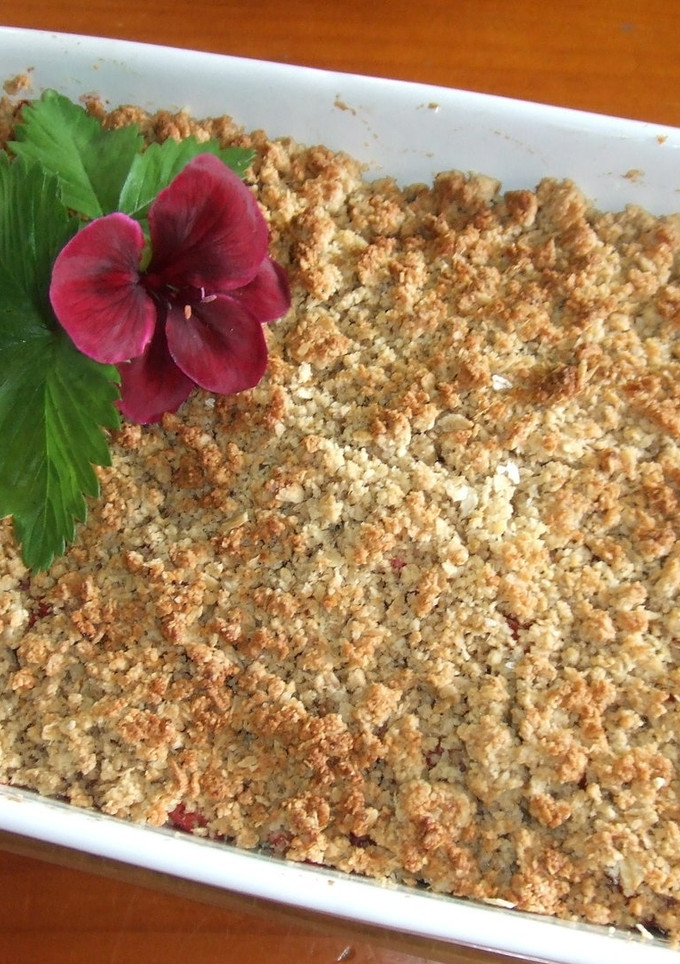 Una foto de Crumble de manzana y fresas con cubierta de copos de avena