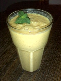 Una foto de Licuado de mango con cereal de trigo y pasas