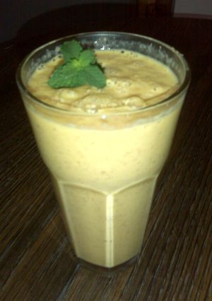 Una foto de Licuado de mango con cereal de trigo y pasas