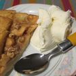 Tarta de manzana con hojaldre y helado