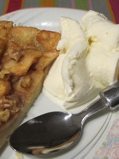 Una foto de Tarta de manzana con hojaldre y helado