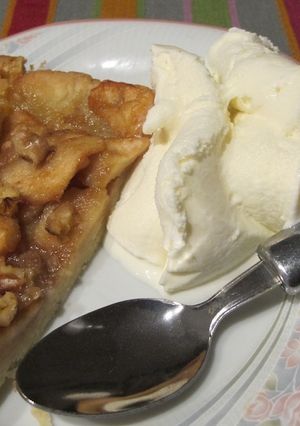 Una foto de Tarta de manzana con hojaldre y helado