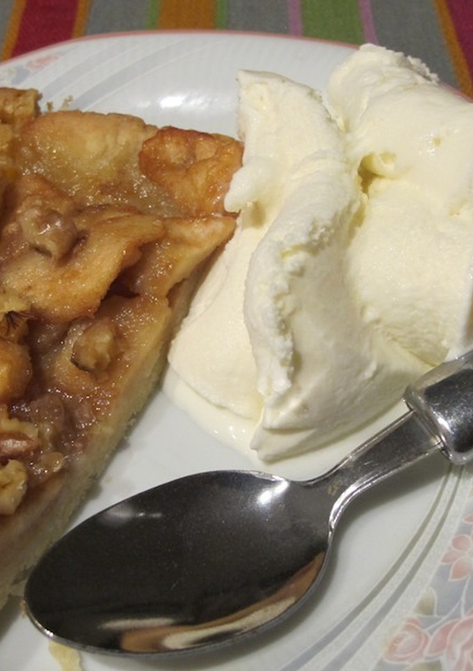 Una foto de Tarta de manzana con hojaldre y helado