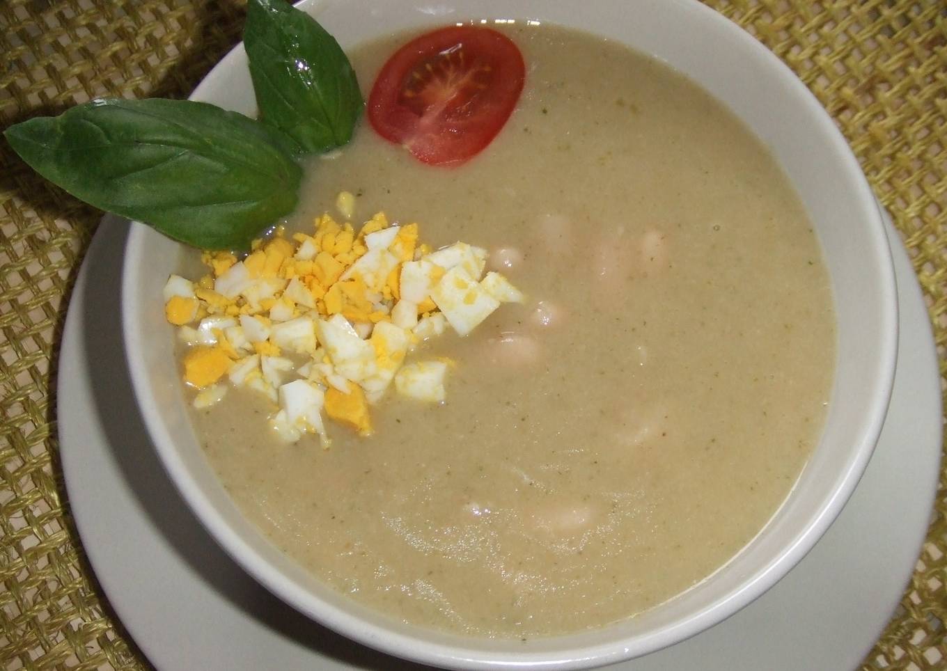 Sopa de alubias y avena con albahaca