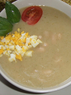 Una foto de Sopa de alubias y avena con albahaca