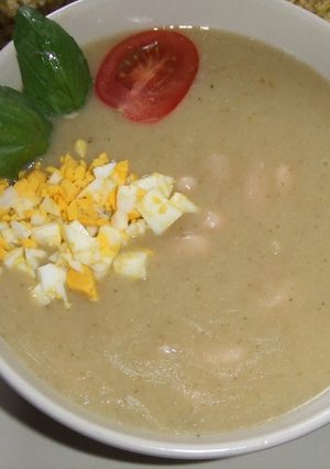 Una foto de Sopa de alubias y avena con albahaca