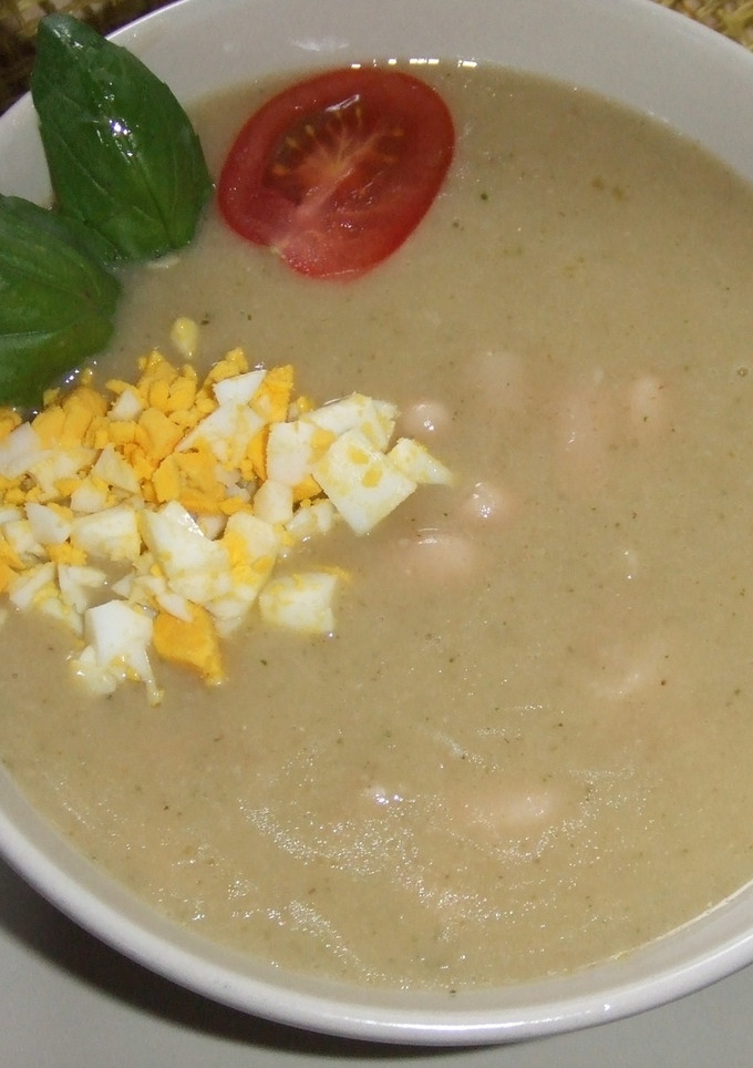 Una foto de Sopa de alubias y avena con albahaca