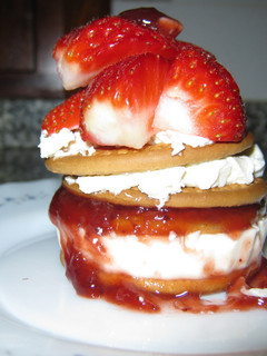 Una foto de Torre de galletas con queso y fresas
