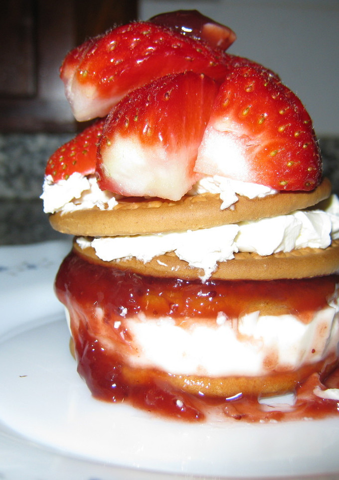 Una foto de Torre de galletas con queso y fresas