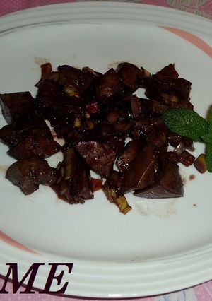 Una foto de Higado de cordero al vino tinto
