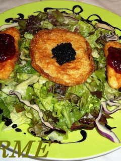 Una foto de Ensalada con buñuelo al caviar y queso brie