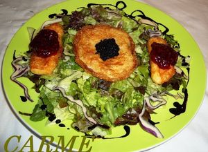 Una foto de Ensalada con buñuelo al caviar y queso brie