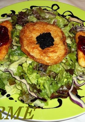 Una foto de Ensalada con buñuelo al caviar y queso brie