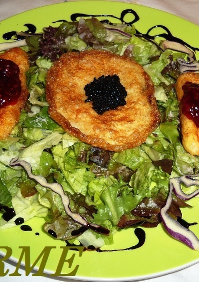 Una foto de Ensalada con buñuelo al caviar y queso brie