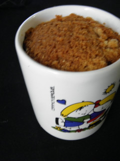 Una foto de Budincito de dulce de leche en taza al microondas