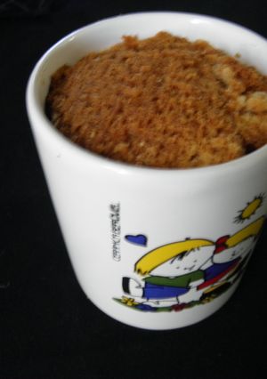 Una foto de Budincito de dulce de leche  en taza al microondas
