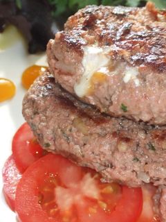 Una foto de Hamburguesas rellenas de tres quesos con pesto