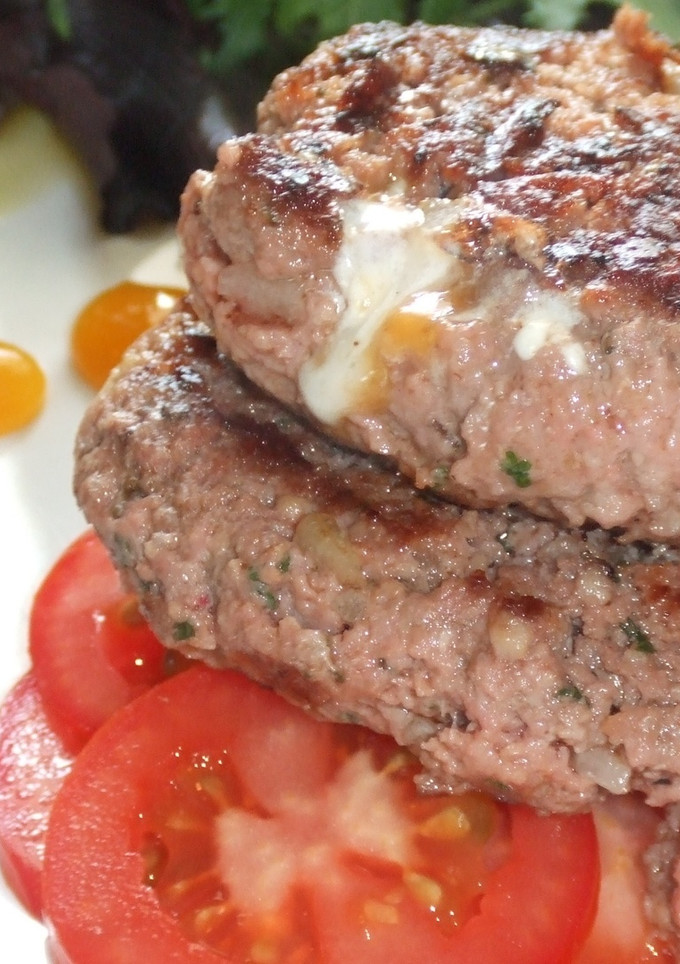 Una foto de Hamburguesas rellenas de tres quesos con pesto