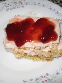 Una foto de Pastel de fresas con nata y queso