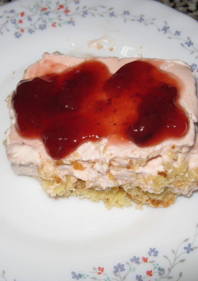 Una foto de Pastel de fresas con nata y queso