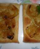 Mini cocas hojaldradas con cebolla caramelizada