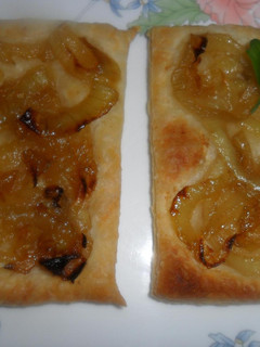 Una foto de Mini cocas hojaldradas con cebolla caramelizada